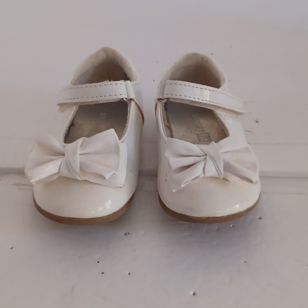 NWOT Elegant White Kids Shoes with Bow SMART FIT Size 5.5